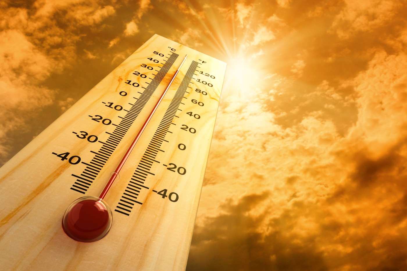 Termometer med kvicksilver och stigande temperatur under solen och värmen