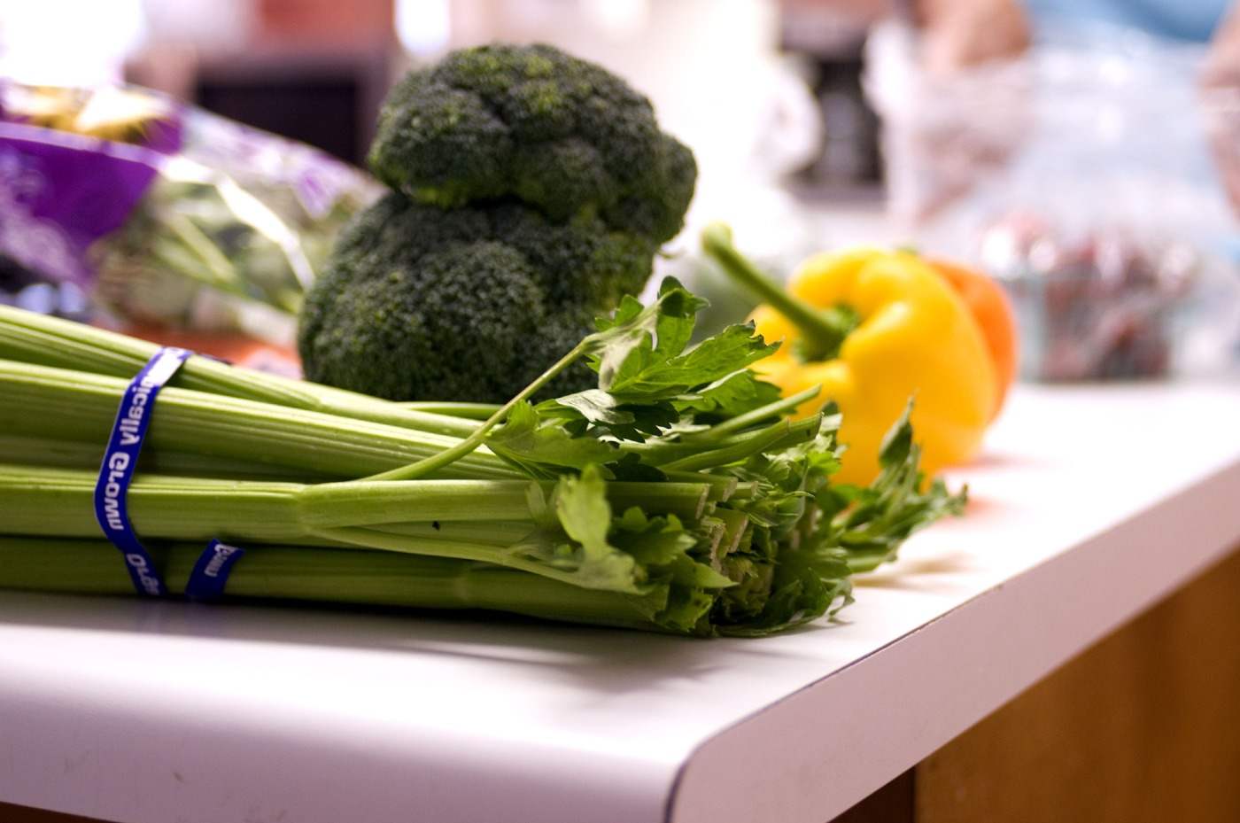 Föredra ekologiska grönsaker som selleri, gul paprika och broccoli som mat på sommaren