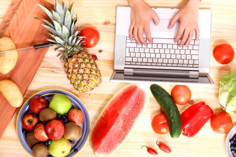 äta ananas, vattenmelon och andra frukter och grönsaker på sommaren medan du arbetar med din bärbara dator