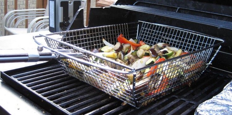 grilla grönsaker utan aluminiumfolie använd grillkorgen