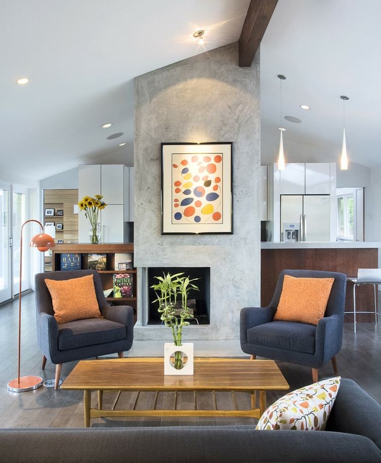 tips vardagsrumsdesign ljus betong öppen spis blå möbler soffbord trä