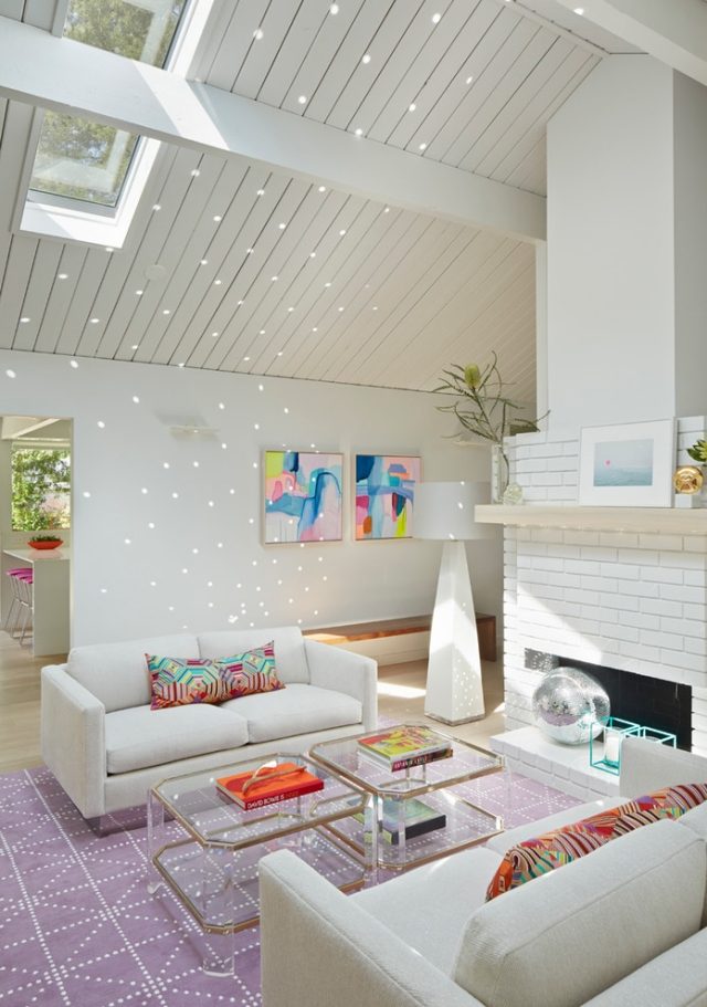 vita-möbler-öppen spis fasad-beklädnadstips-vardagsrum-matta-lila-ljus spel