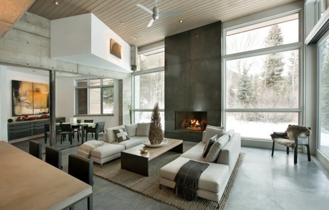 tips-vardagsrum-design-exponerad-betong-vägg-stor-fönsterruta-sittgrupp