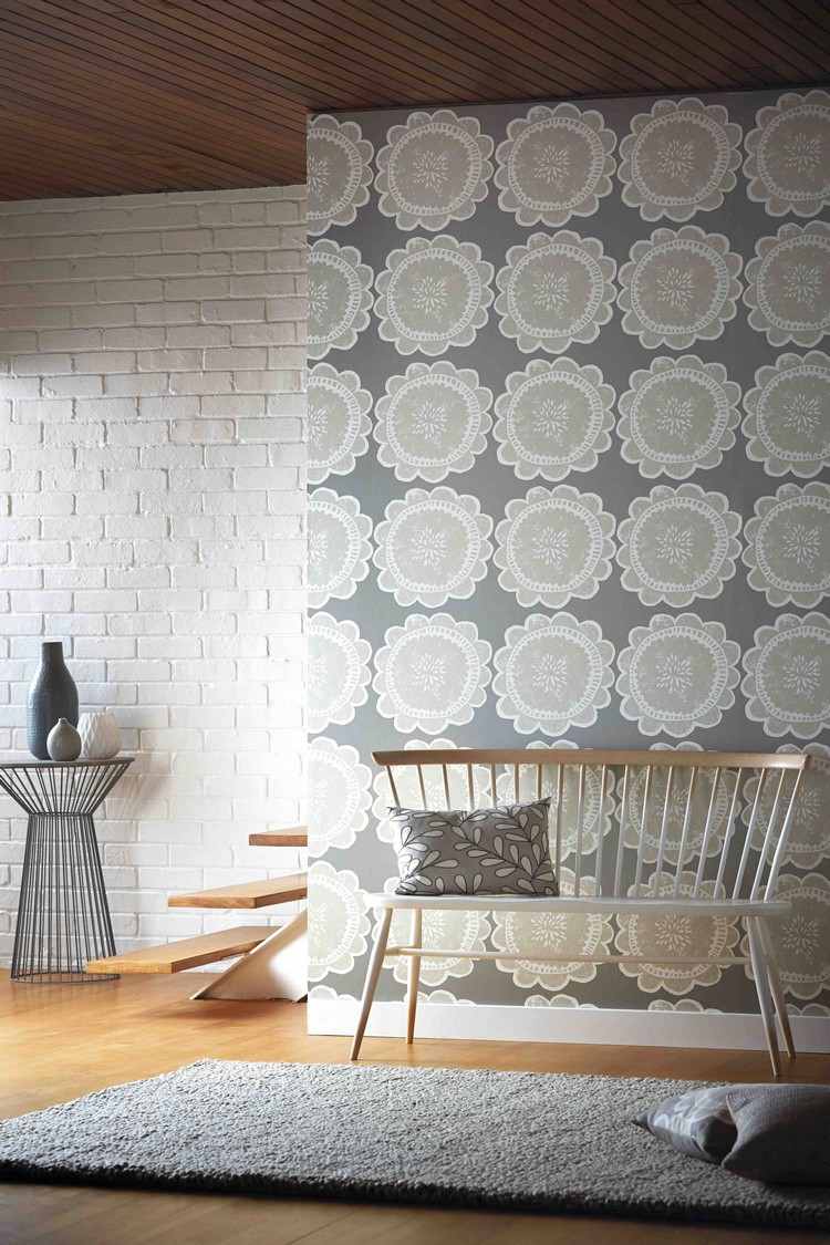 Tips-korridoren-design-tapeter-blomma-mönster-grå-vit