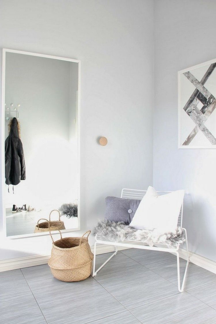 Tips för hall design väggspegel-vit-grå-golv kakel-fåtölj