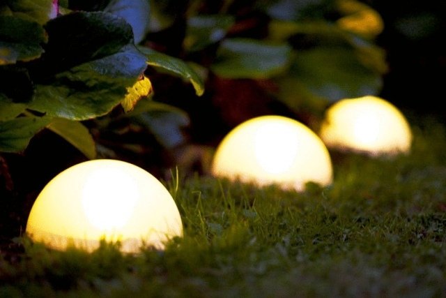trädgård belysning idéer solboll gräsmatta