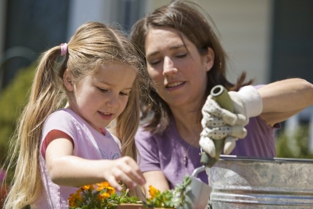 Tips om trädgårdsarbete mor dotter utomhus
