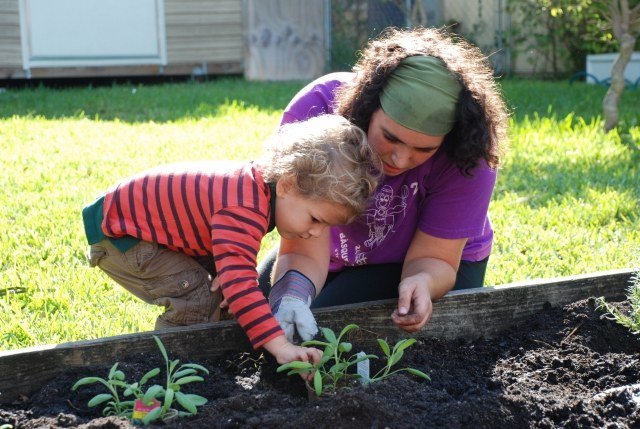 Tips om trädgårdsarbete hjälper till att respektera mor och son