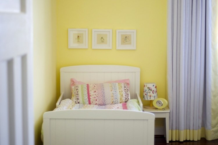 Barnrum-vägg-design-med-färg-pastell-gul-vit-säng-tjej-gardin-blå