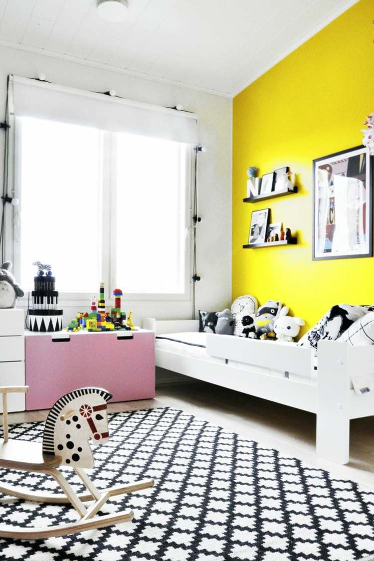 Barnrums väggdesign med färgen gul-Akzentwand-Weiß-Moebel-rosa-Akzent-skänk
