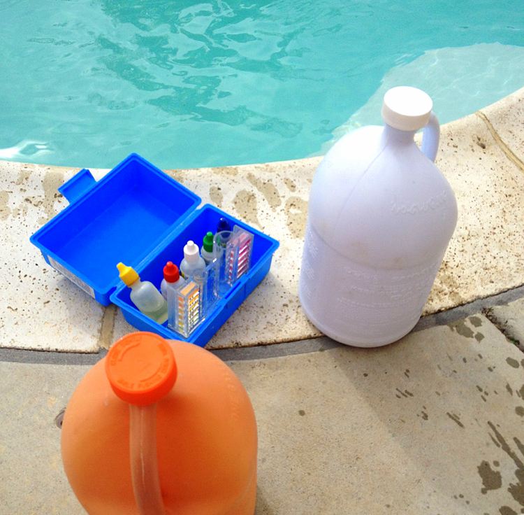 Tips för rengöring av poolvård-kemikalier-utan-klor-desinfektion-poolvatten