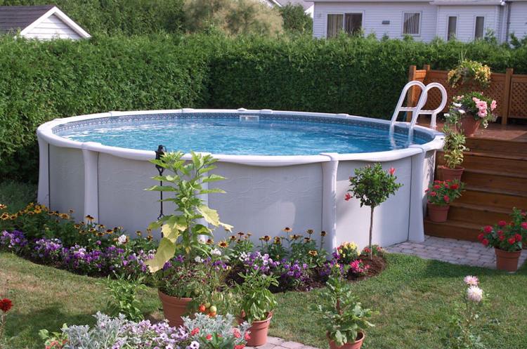 Tips för poolunderhåll stålvägg-sim-pool-trädgård-städning-underhåll-simning-säsong