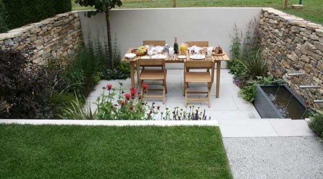 Gräsmatta trädgård sittplatser design idéer färska blommor sittgrupp mysig
