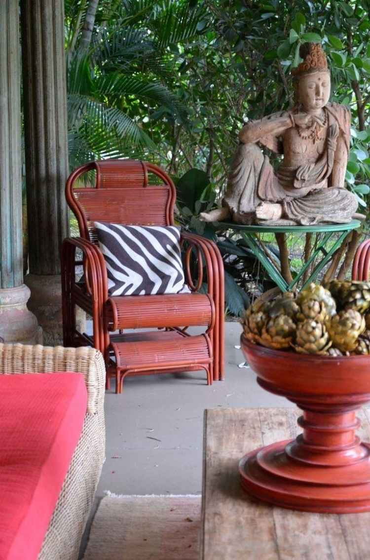 Tips-terrassdesign-trädgård-matplats-exotisk-staty-trä-sittplats-rotting