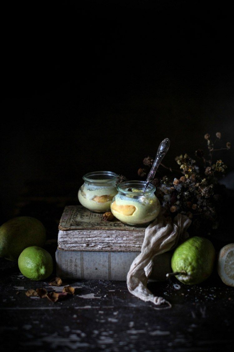 Servera limoncello tiramisu i ett glasskal