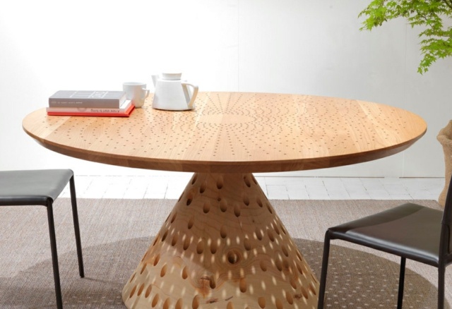 Italienska designermöbler runda bord genomborrade plattan skapar spel av ljus