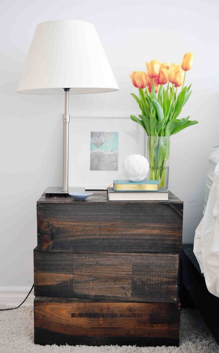 bord-vin låda-sängbord-trä-bord lampa-blommor