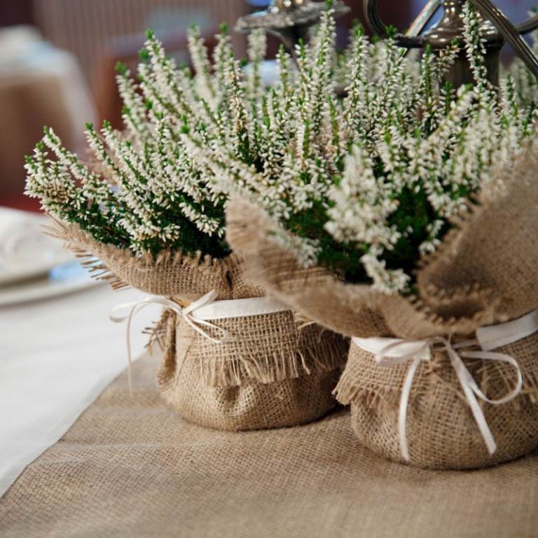bordsduk säckväv blommor omslag idé rustikt band vit