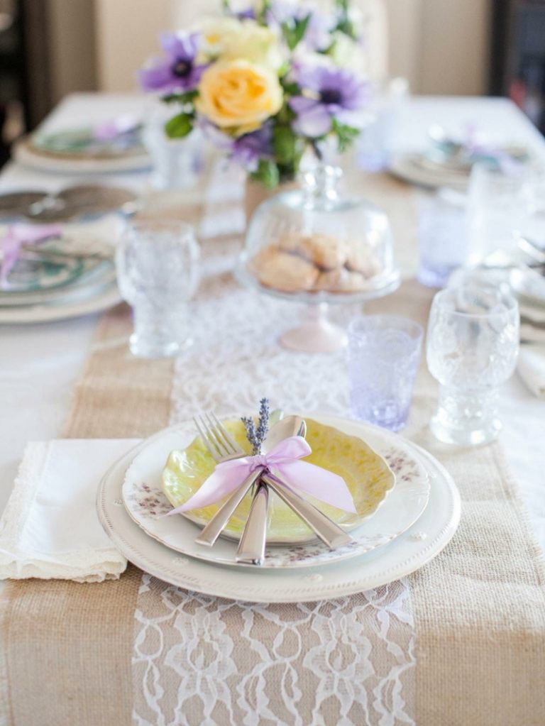 bordsskiva säckväv romantisk vårbordsdekorationer spetsbordslöpare porslin