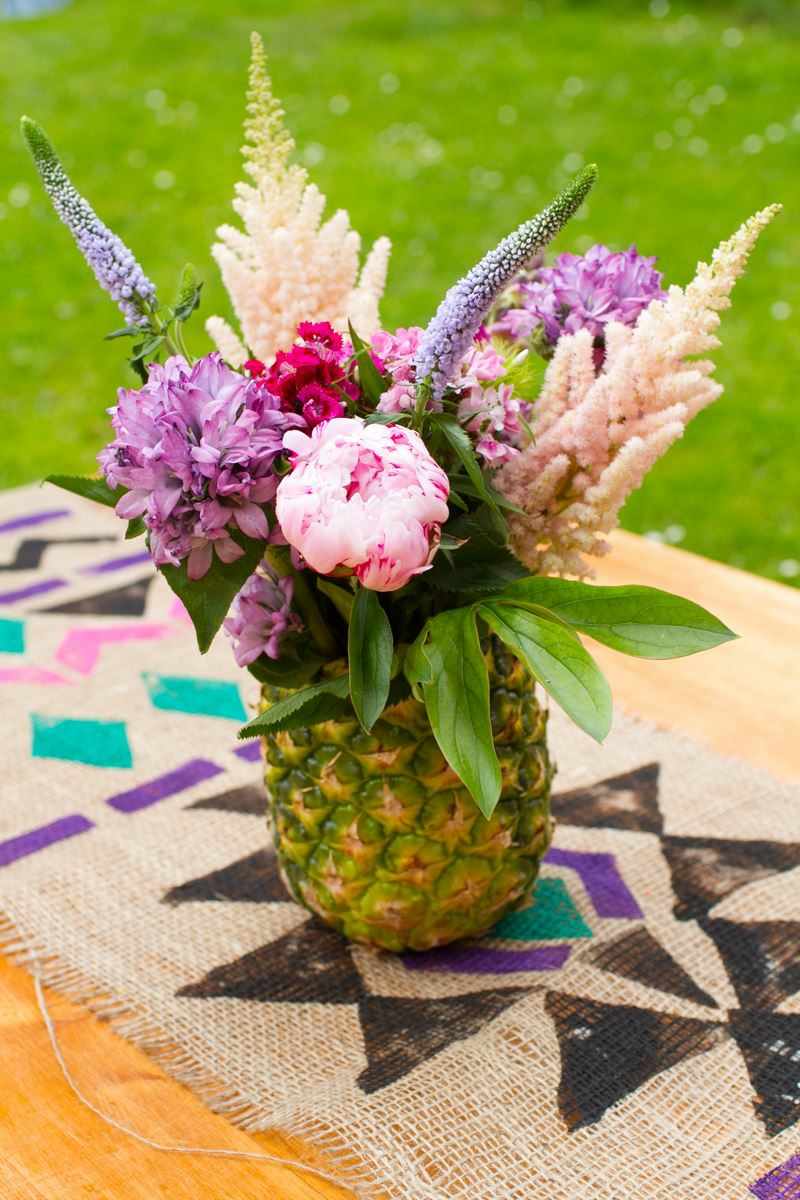 bordsskiva säckväv färgrik idé måla aztec mönster ananas vas vårblommor