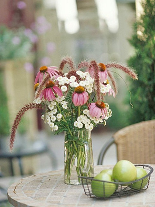 Trädgårdsbord som dekorerar buketglasvas
