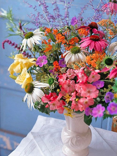 Blommor ordnar dekorationsidéer för trädgården