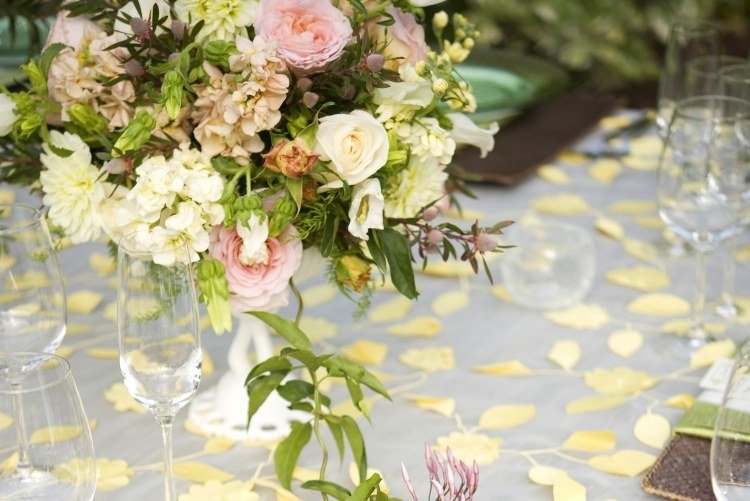 bord-dekoration-trädgård-bukett-trädgård fest-bordsduk-blommor-gulaktiga-vinglas