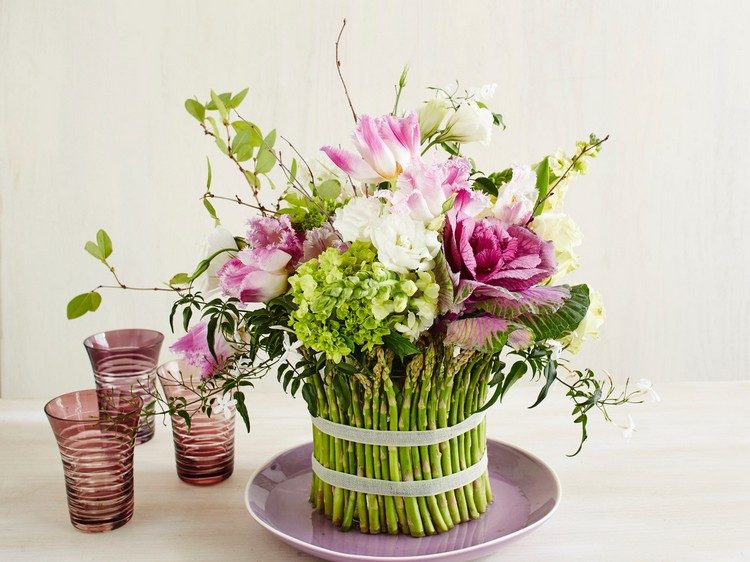 dekorera bord med grönsaker och blommor våren