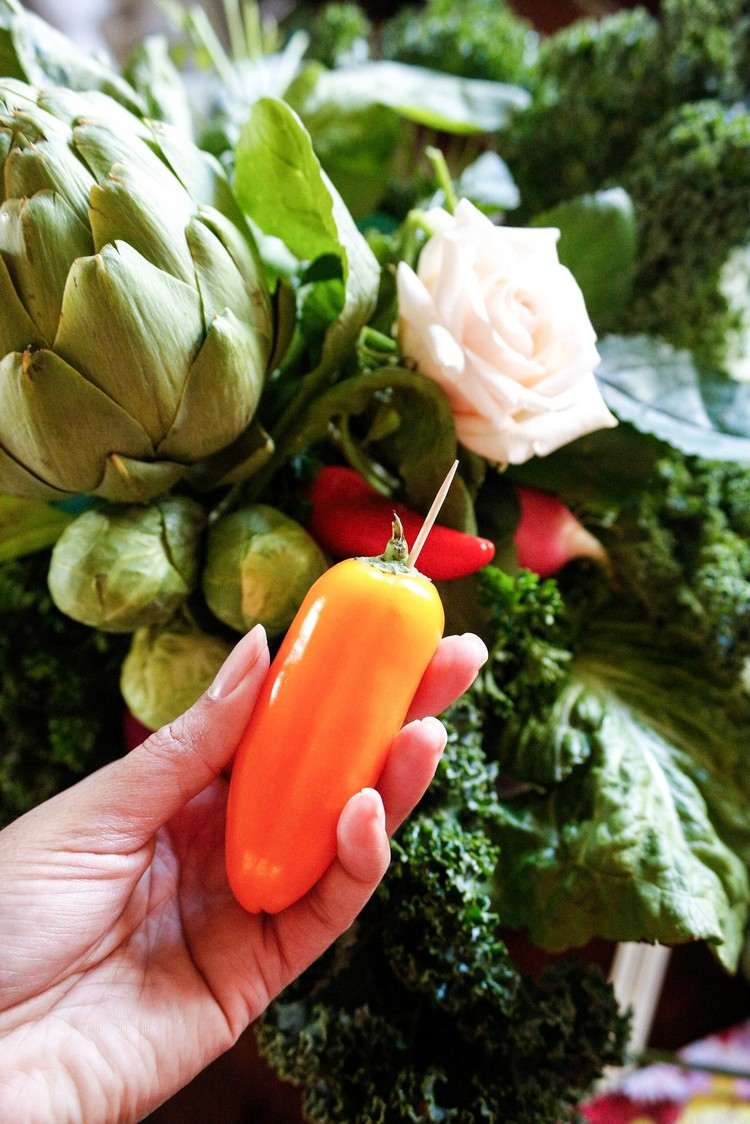 Instruktioner blommor grönsaksarrangemang paprika stick tandpetare
