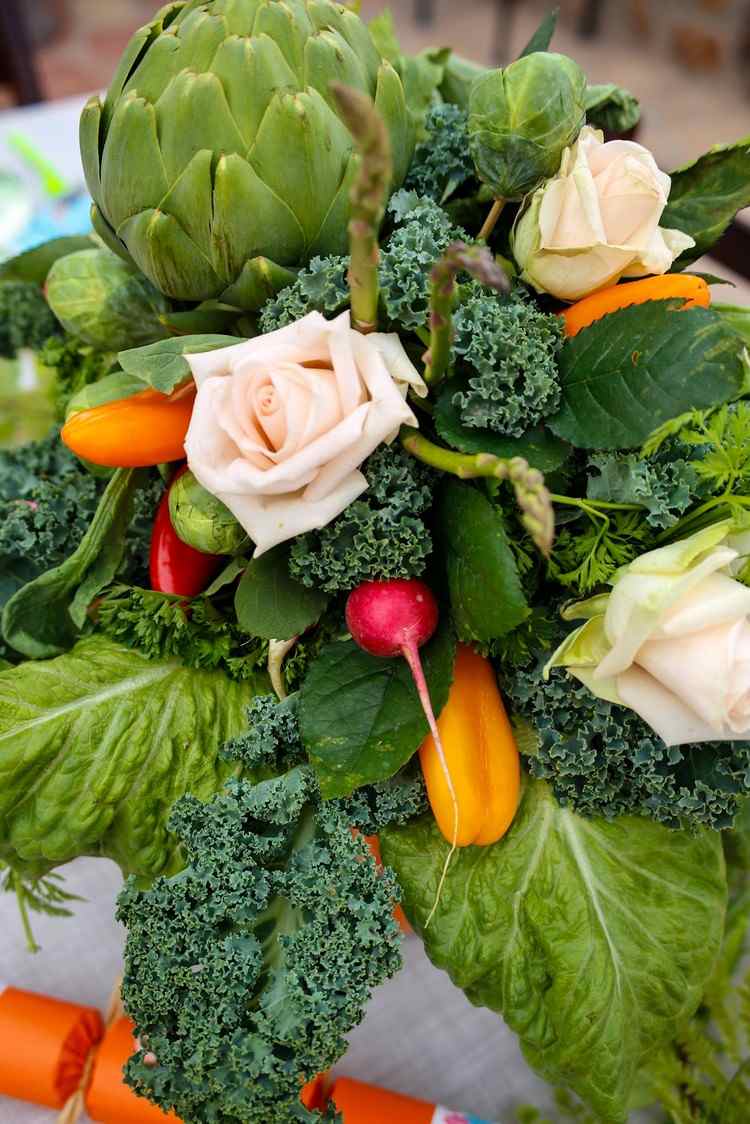 dekorera bord med grönsaksblommarrangemang