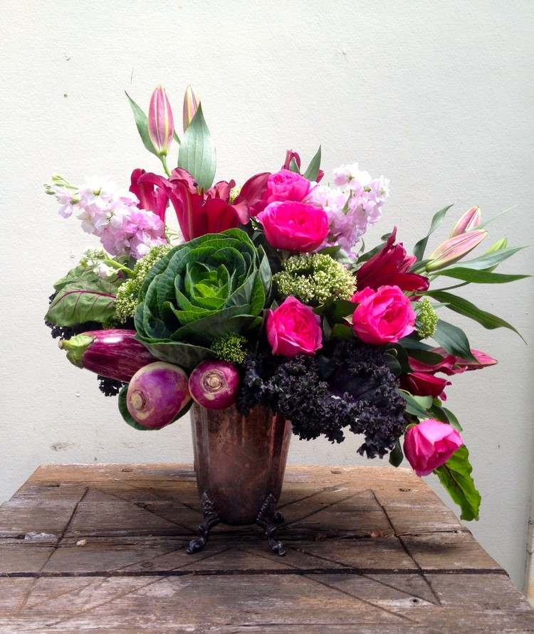bord dekorera blommor grönsaksarrangemang