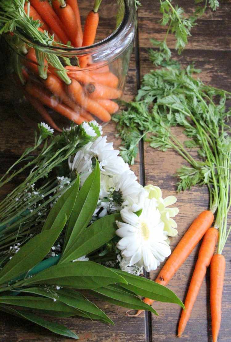 bordsdekoration med grönsaker gör blommor själv