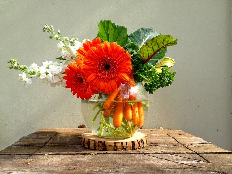 deco idé bord boll vas grönsaker morötter mangold blommor