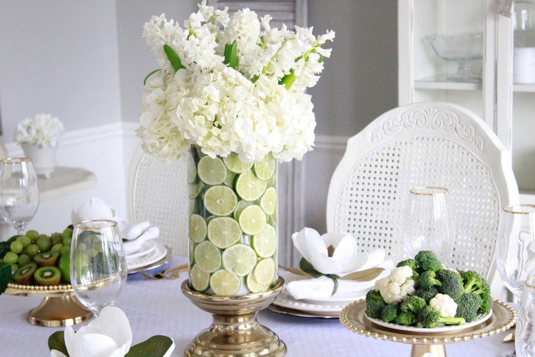 dekorera bord med fruktgrönsaksblommor