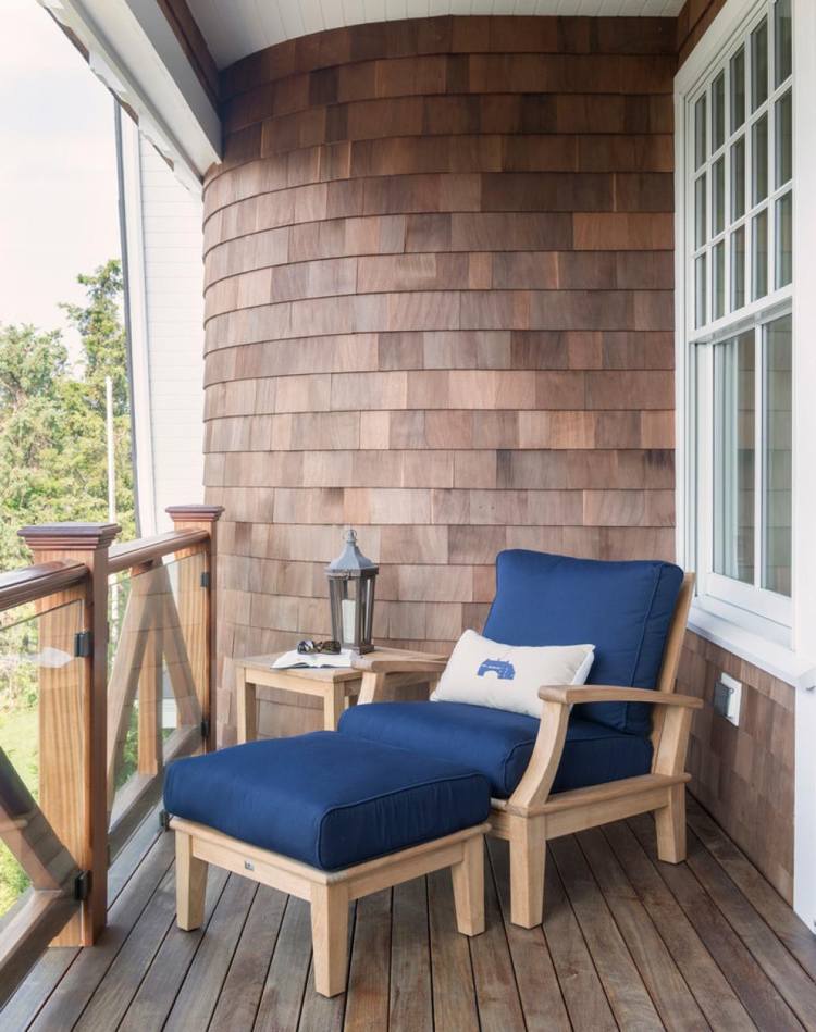 bord-balkong-utomhus-trä-däck-stol-trä golvbrädor-glas räcken