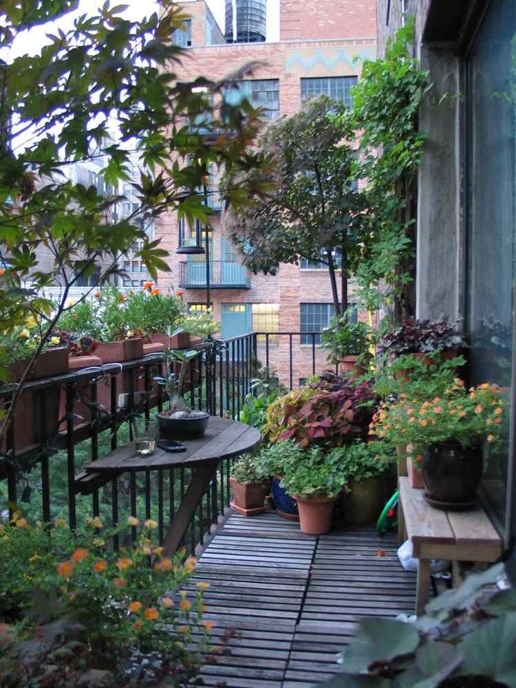 bord-balkong-utomhus-trägolvbrädor-växter-fäll-bord-oval