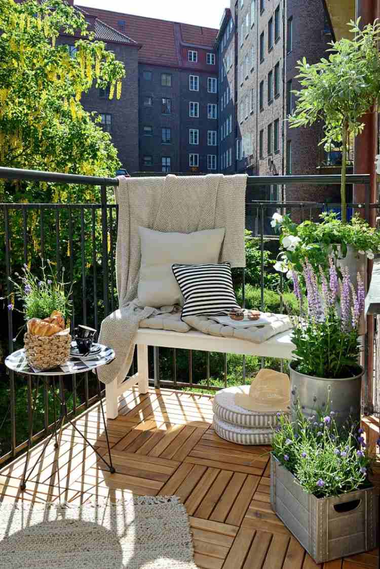 bord-balkong-utomhus-trä-kakel-soliga-växter-bänk-tak