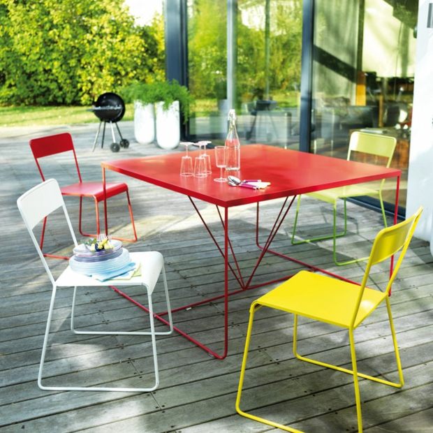 Järn balkongbord rödfärg gul vita stolar