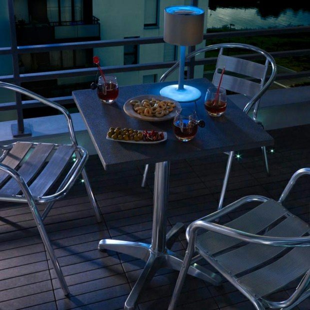 Rostfritt stål möbler balkong romantisk atmosfär idéer trägolv