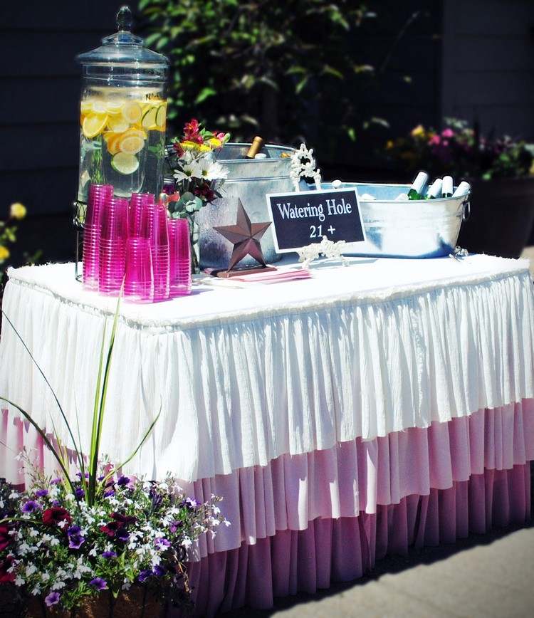 Sy en bordsduk-idéer-rusande-trädgårdsfest-sommar-vit-rosa-lila-lutning