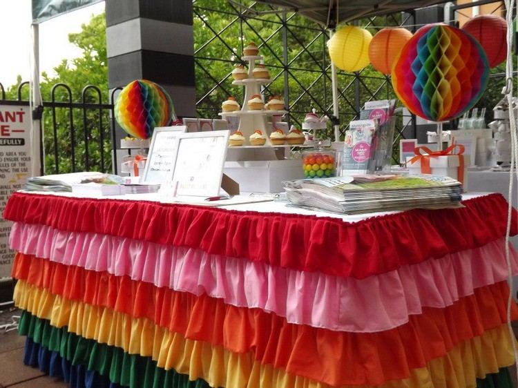 bordsduk-nära-idéer-prasslande-regnbågsfärger-fest