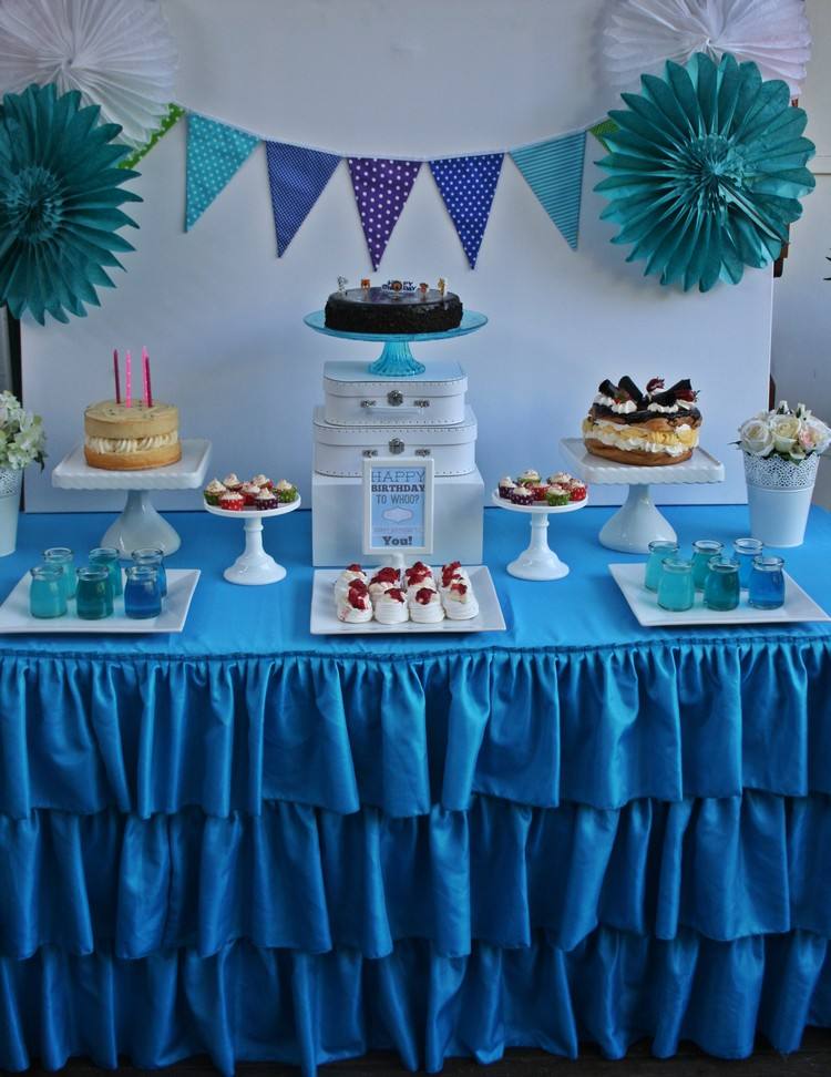 bordsduk-nära-idéer-prasslande-mörkblå-födelsedagsfest-dessert-bord