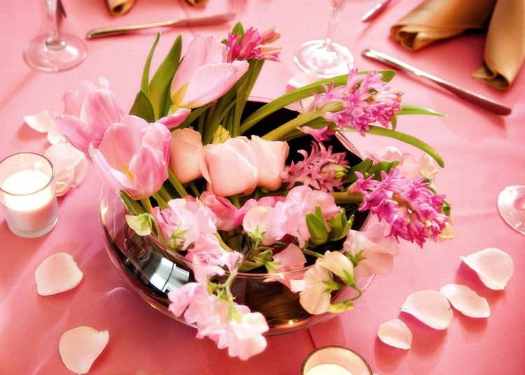 Bordsdekoration för vårglasskål-rosa-blommor-tulpaner-hyacint-rosor
