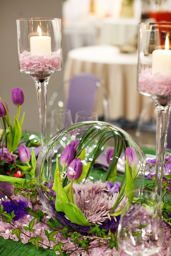 glasboll med blommor bordsdekoration