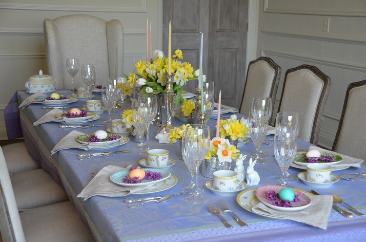 Bordsdekoration för vårblommor-syren-påskliljor-vaser-lila-duk