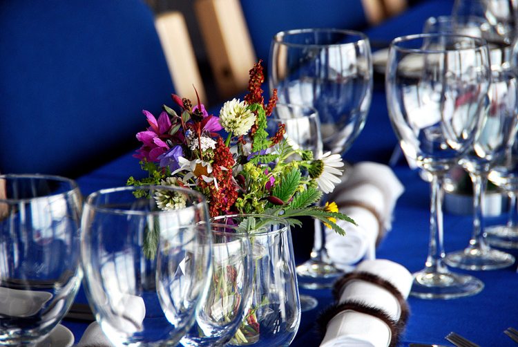 bordsdekoration-grill-trädgård-marinblå-bordsduk-vildblomma-vas
