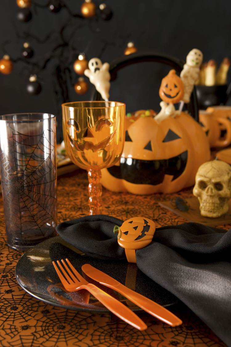 bordsdekoration för halloween fest porslin svart bestick orange pumpaserviet