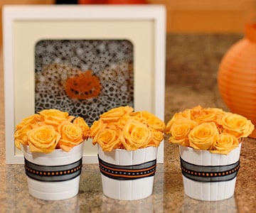 bordsdekoration halloween orange rosor vita vaser