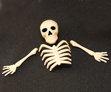 bordsdekorationer halloween festidéer skelettdelar svart bordsduk