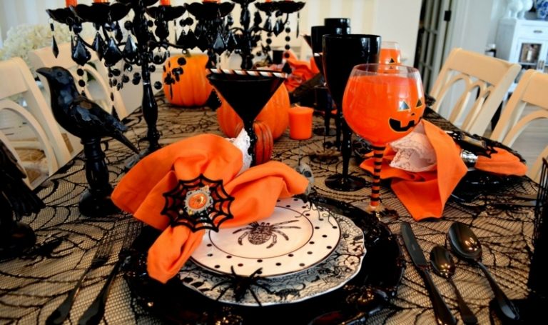 bordsdekorationer halloween fest elegant tallrik servetter orange korpar spindlar